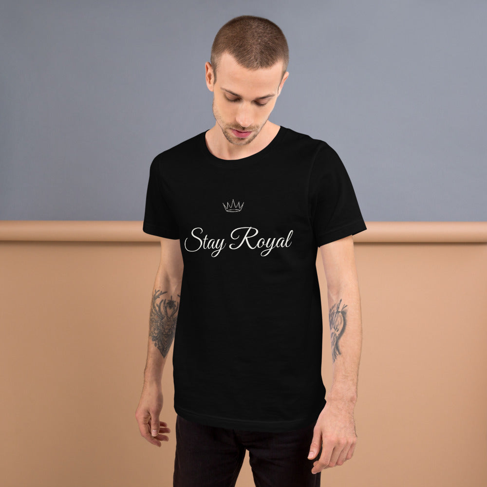 Camiseta Stay Royal — Negro — modelo con tatuajes