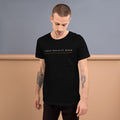 Camiseta Wide Lockup — Negro — modelo con tatuajes
