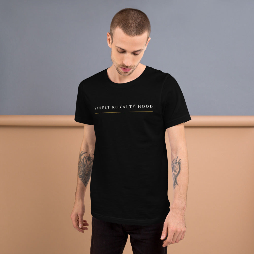 Camiseta Wide Lockup — Negro — modelo con tatuajes