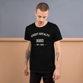 Camiseta Arco College — Negro — modelo con tatuajes