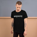 Camiseta Royalty Blackletter — Negro — modelo con tatuajes