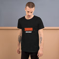 Camiseta Unisex — Negro — modelo con tatuajes