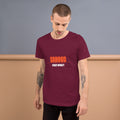 Camiseta Corona — Granate — modelo con tatuajes