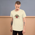 Camiseta Rayos Déco — Natural — modelo con tatuajes