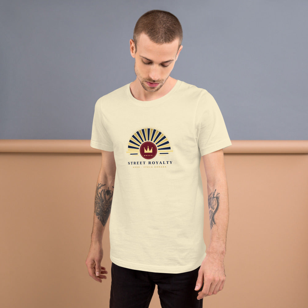 Camiseta Rayos Déco — Natural — modelo con tatuajes