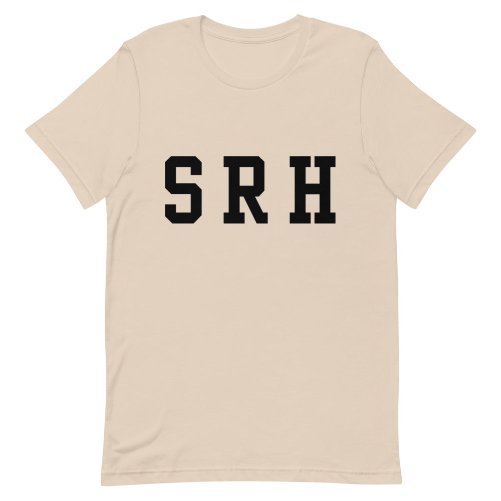 Camiseta crema Street Royalty Hood con iniciales SRH varsity en tinta negra, vista frontal plana