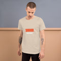Camiseta Crown — Crema — modelo con tatuajes