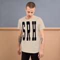 Camiseta SRH Varsity — Crema — modelo con tatuajes
