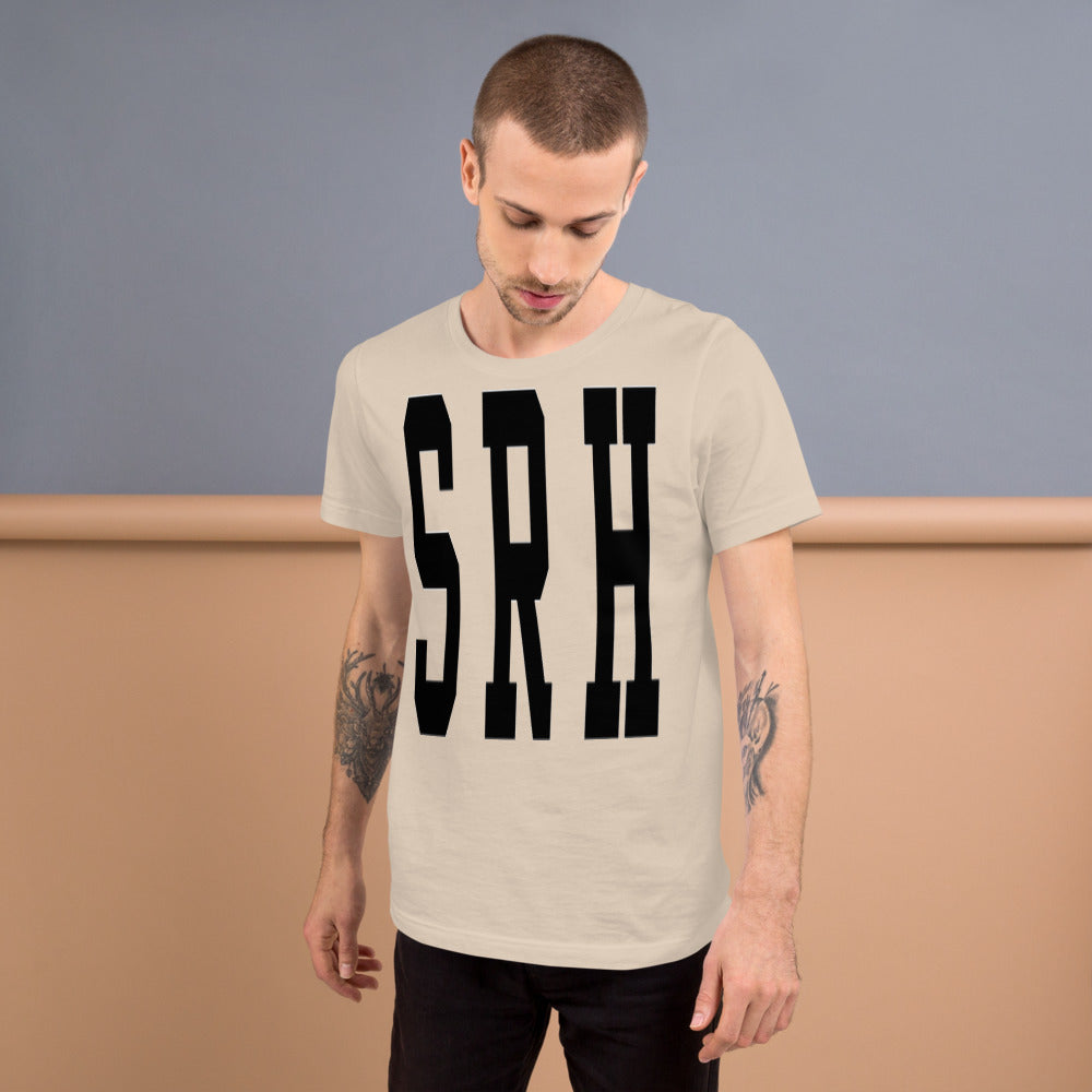 Camiseta SRH Varsity — Crema — modelo con tatuajes