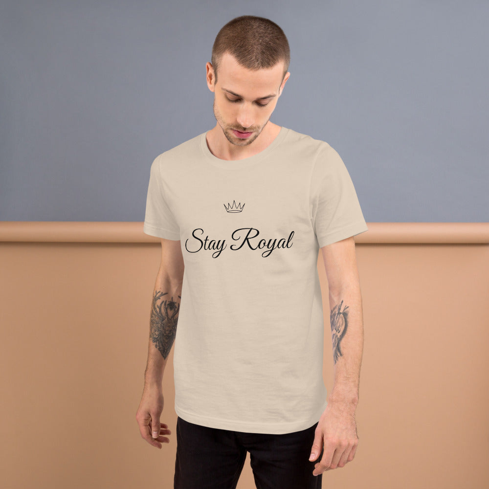Camiseta Stay Royal — Crema — modelo con tatuajes
