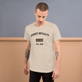 Camiseta Arco College — Crema — modelo con tatuajes