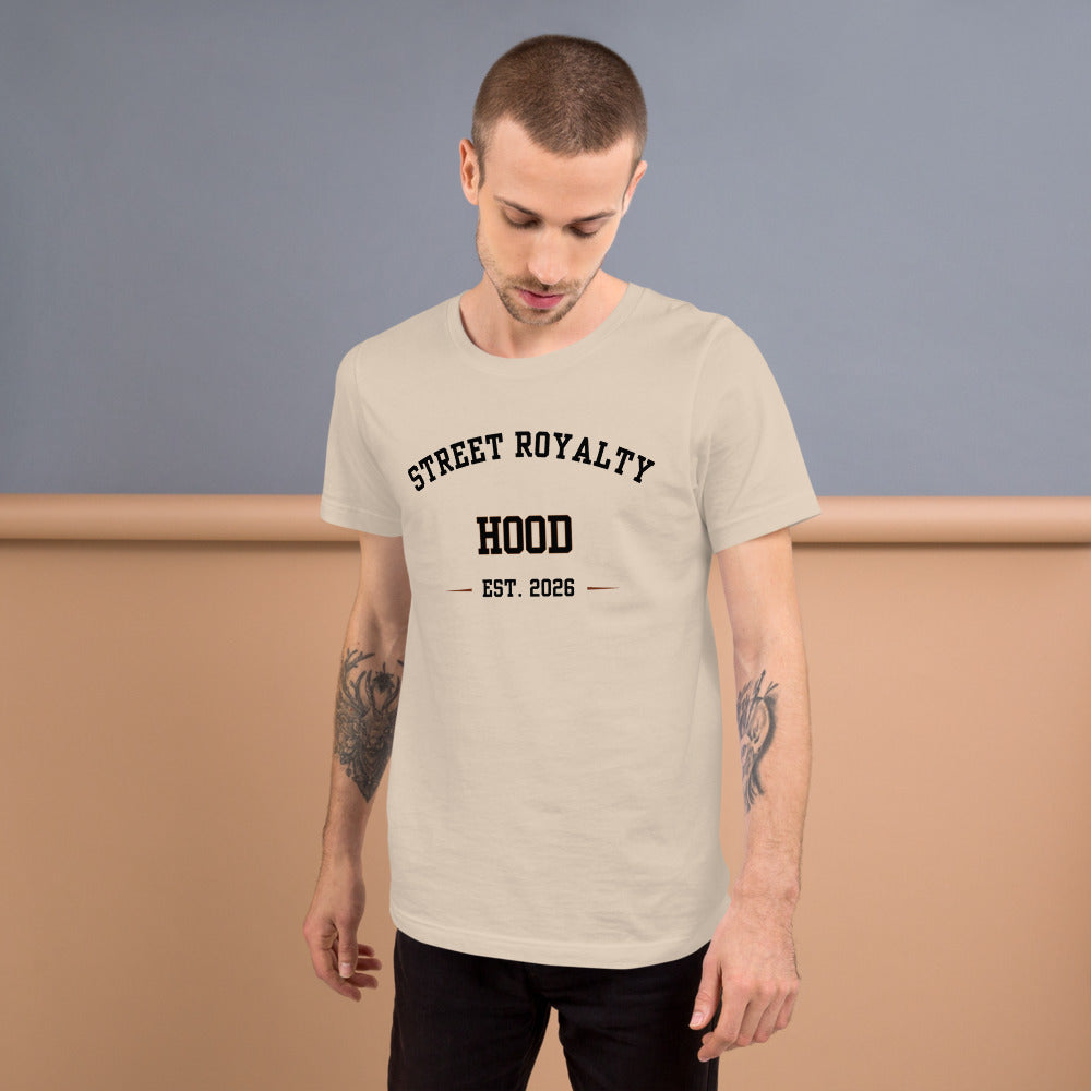 Camiseta Arco College — Crema — modelo con tatuajes