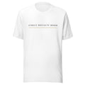 Camiseta blanca Street Royalty con logo Wide Lockup en franja de pecho — vista frontal