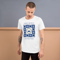 Camiseta Azulejo Real — Blanco — modelo con tatuajes