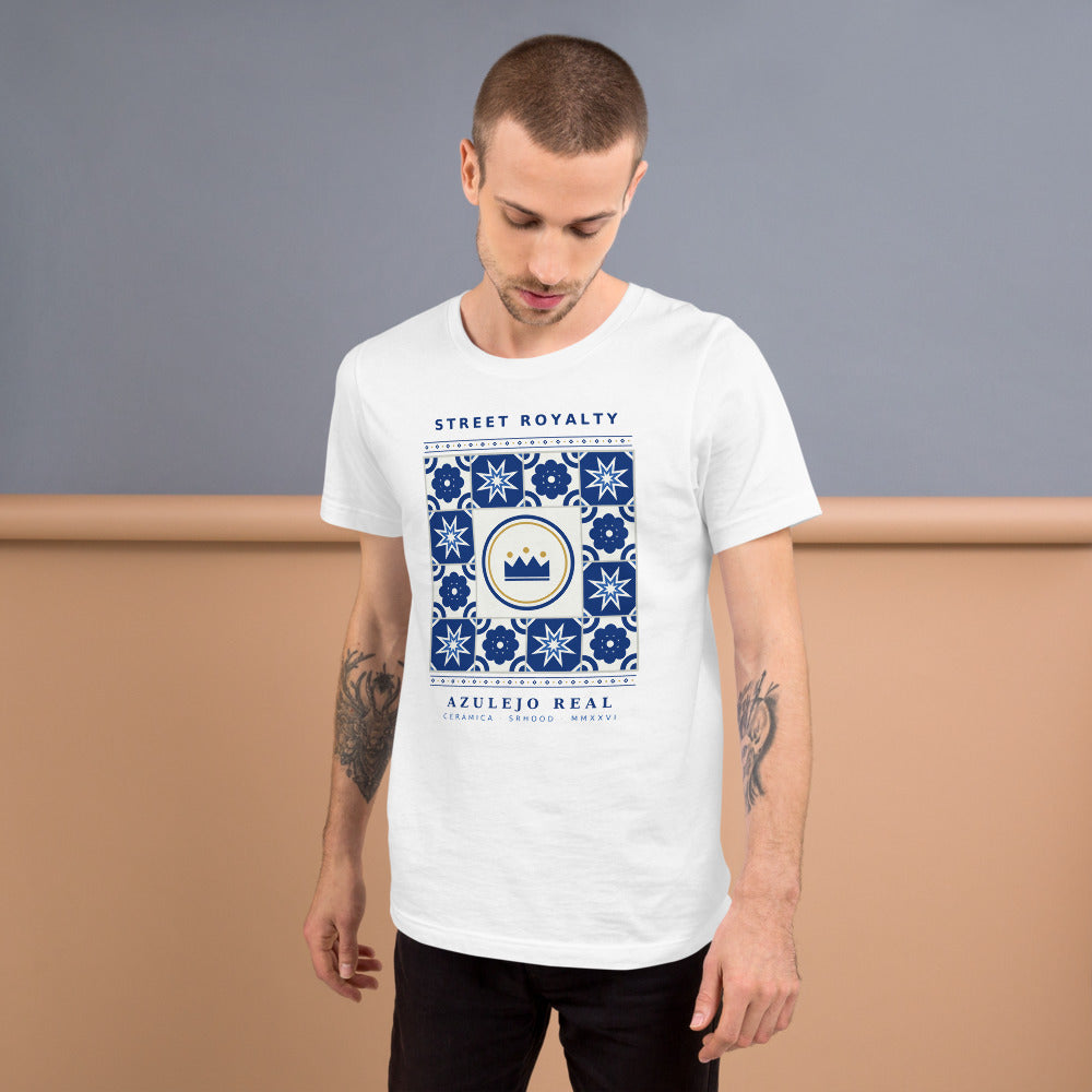 Camiseta Azulejo Real — Blanco — modelo con tatuajes
