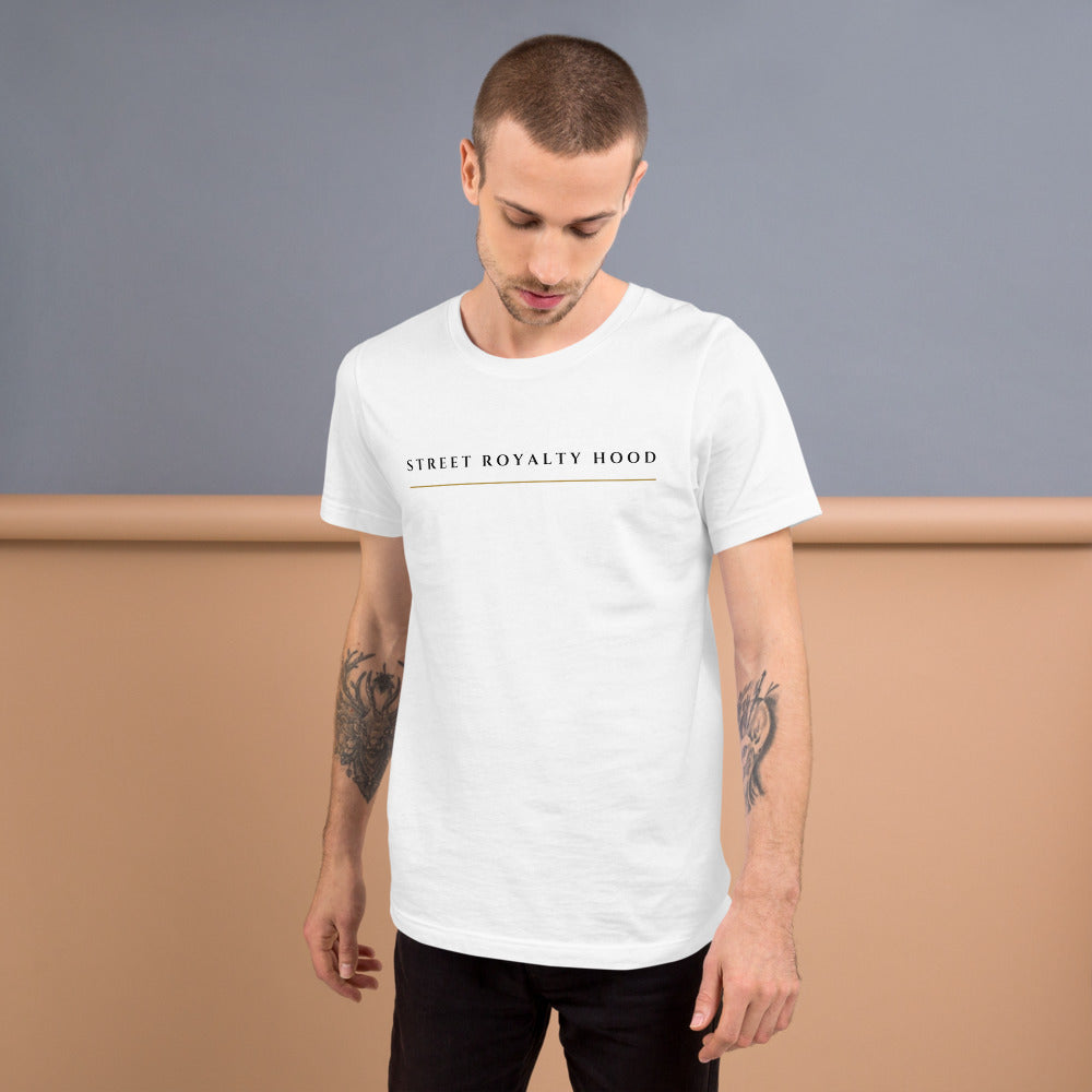 Camiseta Wide Lockup — Blanco y Crema — modelo con tatuajes