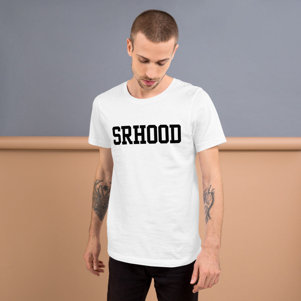 Camiseta Wordmark — Blanco y Crema — modelo con tatuajes