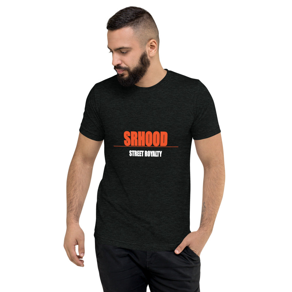 Camiseta Tri-Blend — Charcoal — modelo con tatuajes