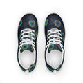 Zapatillas deportivas con patrón de plumas de pavo real sobre fondo noche, vista superior