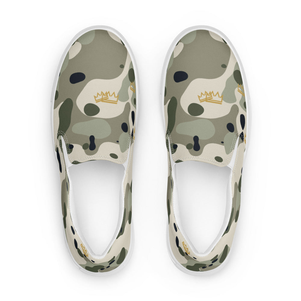Slip-on Camo mujer salvia — camuflaje suave con coronas doradas